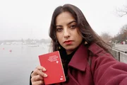 rec. Mein Schweizer Pass - Mehr als nur ein Stück Papier: Reporterin Sofika Yogarasa mit ihrem Schweizer Pass.