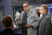 Chicago Med
Staffel 7
Folge 11
Nick Gehlfuss als Dr. Will Halstead (von hinten), Oliver Platt als Dr. Daniel Charles, Kirsten Hager als Dr. Stevie Hammer
SRF/NBC Universal