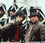 Die aus dem Gefängnis geflüchteten Toussaint (Thierry de Peretti, vorne, l.) und Caderousse (Roland Blanche) sehen bei der Vollstreckung der Todesstrafe von Gervaise Rebuffet zu. Die aus dem Gefängnis geflüchteten Toussaint (Thierry de Peretti, vorne, l.) und Caderousse (Roland Blanche) sehen bei der Vollstreckung der Todesstrafe von Gervaise Rebuffet zu.