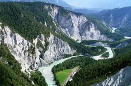 Die Rheinschlucht Ruinaulta ist das Ergebnis eines Bergsturzes. Der Alpenrhein musste sich hier &uuml;ber Jahrtausende hinweg ein neues Flussbett graben und schuf dabei eine Schlucht von seltener Sch&ouml;nheit.