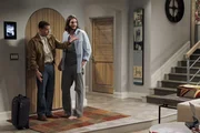 L-R: Alan (Jon Cryer) und Walden (Ashton Kutcher)