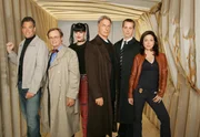 (3. Staffel) - Untersuchen Verbrechen, die auf irgendeine Weise mit der US-Navy oder dem Marine Korps zu tun haben. Leroy Gibbs (Mark Harmon, 3.v.r.), Dr. Donald Mallard (David McCallum, 2.v.l.), Abby Sciuto (Pauley Perrette, 3.v.l.), Anthony DiNozzo (Michael Weatherly, l.), Jenny Shepard (Lauren Holly, r.) und Tim McGee (Sean Murray, 2.v.r.) ...