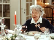 Johanna (Inge Meysel) lässt sich den Weihnachtskarpfen schmecken.