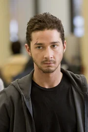 Kaum l&auml;sst sich Jerry (Shia LaBeouf) auf die dubiosen Anweisungen der Stimme am Handy ein, da wird ihm auch klar, dass diese alles kontrollieren kann: von der Ampelsteuerung &uuml;ber Kr&auml;ne, Boote bis zu U-Bahnen ...
