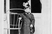 Thronfolger Rudolf soll mit allen Mitteln der Abh&auml;rtung zu einem strammen Soldaten erzogen werden. Sisi will ihn davor bewahren.