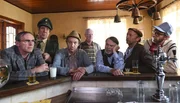 Es herrscht triste Stimmung im Dorfkrug. Jürgen Seute, Dorfpolizist Peter, Adsche, Shorty, Bürgermeister Griem, Kuno und Heinzi (Dirk Martens, Uwe Rohde, Peter Heinrich Brix, Axel Olsson, Jürgen Uter, Sven Walser, Hendrik v. Bültzingslöwen v. li. n. re.) sehnen sich mal wieder nach einem Topptach an dem alle glücklich und zufrieden sind.