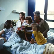 Angi hat sich bei der Hausarbeit übernommen und muß für einige Tage ins Krankenhaus. Doch sie braucht sich keine Sorgen zu machen, denn die Kinder haben mit Werner eine Arbeitsaufteilung für die Haushaltsführung besprochen. (V.l.n.r.: Thekla Carola Wied, Julia Biedermann, Timmo Niesner, Peter Weck, Tarek Helmy).