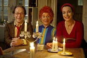 Familie Taschenbier: Das Sams (ChrisTine Urspruch) zwischen Papa Bruno (Ulrich Noethen) und Mama Mara (Aglaia Szyskowitz).