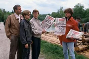 Vater Peter (Peter Bongartz, l.) und Sohn Patrik (Hendrik Martz, 2.v.l.) sind zusammen mit Dimitri (Jean-Claude Bouillon, M.) auf Nebenwegen nach München unterwegs, damit Patriks Verletzung von einem Augenarzt untersucht werden kann.