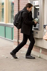 Als der Stanford-Abbrecher Jerry Shaw (Shia LaBeouf) Geld abheben will, traut er seinen Augen kaum: Sein sonst so leeres Konto hat pl&ouml;tzlich einen Saldo von 751.000 Dollar. Nach dieser unglaublichen Entdeckung kehrt er in sein Apartment zur&uuml;ck, um erneut &uuml;berrascht zu werden: Seine Wohnung ist voller Waffen...