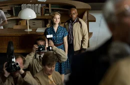 Hamilton (Loyiso MacDonald, re.) und Lisa (Sonja Gerhardt, li.) stehen abseits des Pressetrubels.