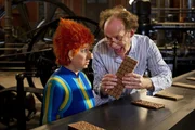 Herr Taschenbier (Ulrich Noethen) und das Sams (Christine Urspruch) sind nachts in eine Schokoladenfabrik eingestiegen.