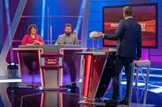 Moderator Florian Weber (re.) stellt Comedienne Meltem Kaptan und Schauspieler Antoine Monot Jr. gewichtige Fragen im SWR Wissensquiz „Meister des Alltags“. Moderator Florian Weber (re.) stellt Comedienne Meltem Kaptan und Schauspieler Antoine Monot Jr. gewichtige Fragen im SWR Wissensquiz „Meister des Alltags“.