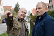 Vor dem Haus Schmidt trifft Bernhard Henschel (Michael Lott, r.) auf Frank Wollny (Prodromos Antoniadis, l.). Dieser meint, die Kohlmanns hätten auch einen Enkeltrick-Anruf bekommen.