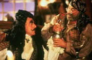 Der durchtriebe Captain Hook (Dustin Hoffman, l.) hat noch eine Rechnung zu begleichen und heckt deshalb einen diabolischen Plan aus. Sein treuer Gef&auml;hrte Smee (Bob Hoskins, r.) hilft ihm dabei.