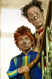 Als Herr Taschenbier (Ulrich Noethen) und das Sams (ChrisTine Urspruch) die neue Regenschirmfabrikations-maschine gestartet haben, ist einiges schief gelaufen.