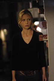 Buffy (Sarah Michelle Gellar) sitzt in einem Grabloch fest, wo sie gegen Monster aus dem Totenreich k&auml;mpfen muss.