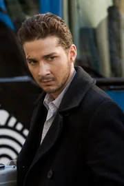 Eines Tages ert&ouml;nt von &uuml;berall her eine Frauenstimme, die sagt: "Sehen Sie den Mann an der T&uuml;r mit dem dunklen Mantel? Das ist Jerry Smith - ein gesuchter Terrorist!" Von nun an ist der unbescholtene Jerry Shaw (Shia LaBeouf) auf der Flucht. Aber vor wem und was will die Frau von ihm?