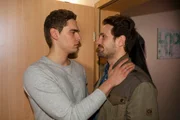 Joscha (Carlo Degen, l.) und Kai (Alexander Gier) versöhnen sich.