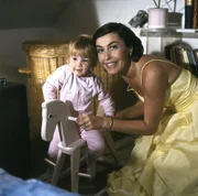 Um Franziska (Frauke Tholen) schart sich die gesamte Familie Schumann, denn die Jüngste steht im Mittelpunkt der Fernsehfamilie. (Thekla Carola Wied).