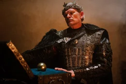 Der gr&ouml;&szlig;te Schatz von K&ouml;nig Theoderich (G&ouml;tz Otto) ist eine goldene Kugel. Mit ihr verbindet er die sch&ouml;nsten und besten Erinnerungen an seine verstorbene Frau.