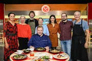 Gruppenfoto von links: Kandidaten Evelyn Bass, Sonja Dale, Roman Kadletz, Moderatorin Cornelia Poletto, Juror Richard Rauch, Kandidaten Eda Block, Felix Oltrogge und Torsten Woelpl