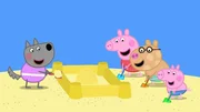 Peppa (hi.re.) und ihre Freunde bauen gemeinsam eine große Sandburg. Sie hat einen Graben, ein Tor, Fenster und eine kleine Krabbe, die nun ein neues Zuhause hat.