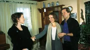 Dr. Stefan Frank (Sigmar Solbach) nutzt die Chance und stellt Dr. Bea Gerlach (Isabelle von Siebenthal, Mi.) Paola (Sabine Berg) als seine Freundin vor. Bea spielt mit.