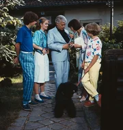 Mit einem Küßchen von Tanja und einem Schild "Herzlich willkommen" wird Werner nach seiner gelungenen Operation von der Familie empfangen. Dabei darf auch Lulu nicht fehlen. (V.li.n.re.: Timmo Niesner, Julia Biedermann, Peter Weck, Thekla Carola Wied, Tarek Helmy). Mit einem Küßchen von Tanja und einem Schild "Herzlich willkommen" wird Werner nach seiner gelungenen Operation von der Familie empfangen. Dabei darf auch Lulu nicht fehlen. (V.li.n.re.: Timmo Niesner, Julia Biedermann, Peter Weck, Thekla Carola Wied, Tarek Helmy).