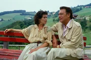 Prof. Brinkmann (Klausjürgen Wussow, r.) trifft Maria Rothenburg (Hannelore Elsner, l.). Dass er seiner Frau Unrecht getan hat, belastet ihn sehr.