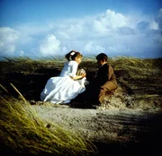 Das Wattenmeer lockt besonders, wenn es verboten wird. Peter (Christian Steffen) und Annemarie (Anja Bayer) haben soviel aufregende Geschichten &uuml;ber den Quallenk&ouml;nig und andere Merkw&uuml;rdigkeiten geh&ouml;rt, dass auch sie dem Verbotenen nicht widerstehen k&ouml;nnen.