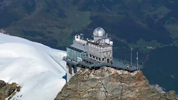 Jungfraujoch Sphinx:  Nach dem Bau der Jungfraubahn 1894 wurde eine Wetterstation auf dem Jungfraujoch errichtet. Dort verl&auml;uft heute die Hauptwetterscheide der Alpen.