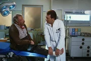 Nachdem die Knöchelverletzung des Landstreichers (Gustl Bayrhammer, li.) verheilt ist, sieht Prof. Brinkmann (Klausjürgen Wussow) keine Veranlassung mehr für dessen weiteren Auftenthalt in der Klinik. Aber er verabschiedet sich sehr freundschaftlich, - schließlich hat er einiges von Boris gelernt.