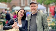 In dieser Folge von „So schmecken Berlin und Brandenburg“ nehmen uns die rbb88.8 Genussexpertin Jaele Vanuls und der Antenne Brandenburg-Moderator und Koch Olaf Kosert wieder mit auf eine kulinarische Entdeckungsreise. Moderiert wird die Sendung vom Wochenmarkt auf dem Boxhagener Platz in Berlin-Friedrichshain. Bild: Jaele und Olaf In dieser Folge von „So schmecken Berlin und Brandenburg“ nehmen uns die rbb88.8 Genussexpertin Jaele Vanuls und der Antenne Brandenburg-Moderator und Koch Olaf Kosert wieder mit auf eine kulinarische Entdeckungsreise. Moderiert wird die Sendung vom Wochenmarkt auf dem Boxhagener Platz in Berlin-Friedrichshain. Bild: Jaele und Olaf