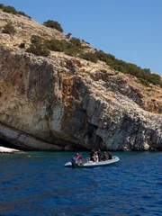 Stel Pavlou und Jess Phoenix auf einem kleinen Boot vor Naxos, Griechenland.
