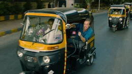 Tobi in einer Rikscha bei einer Verfolgungsjagd in Mumbai.