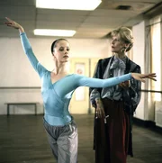 Ihre geliebte und gefüchtete Lehrerin Kralowa hat Anna Pelzer (Silvia Seidel) zur Teilnahme an einem internationalen Wettbewerb nach Paris geschickt. Madam Valentin d' Arbanville (Eleonore Hirt), die ganz Große, die noch größer ist als die Kralowa, arbeitet mit der Elevin aus München.