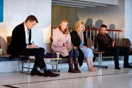 L-R: Martin (Pierce Brosnan), Maureen (Toni Collette), Jess (Imogen Poots) und JJ (Aaron Paul)