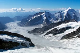 Mit gut 20 Kilometern L&auml;nge ist der Aletsch der gr&ouml;&szlig;te Gletscher in den Alpen. Wie ein Fluss aus Eis erstreckt er sich durchs Hochgebirge. Noch wirkt er m&auml;chtig, doch sein Eisschild schmilzt Jahr f&uuml;r Jahr immer weiter ab.