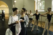 Anna (Silvia Seidel, l.) hat auf dem Wettbewerb in Paris einen Preis errungen und kehrt in die Gemeinschaft ihrer Ballettklasse und ihrer Lehrerin (Milena Vukotic, r.) zur&uuml;ck.