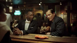 Der Rassist Tony (Viggo Mortensen) geht mit Shirley (Mahershala Ali, l.) in eine Bar f&uuml;r Schwarze.