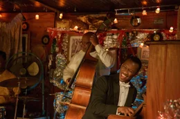 Dr. Donald Shirley (Mahershala Ali, r.) gives an impromptu performance in Green Book, directed by Peter Farrelly.