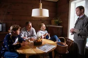Familie Pacard will nichts anderes, als Urlaub in dem abgelegenen norwegischen Fjord begehen und wird immer mehr in das Geschehen um Professor Gunström verwickelt. Der kommandierende Offizier der norwegischen Sicherheitsbehörden informiert sich bei ihnen über die Vorgänge. Aber er hat sie in Verdacht, ebenfalls Agenten zu sein. Von links: Patrik Pacard (Hendrik Martz), Peter Pacard (Peter Bongartz), Katrin Pacard (Gila von Weitershausen), Okland (Knut Hinz).