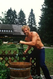 3. Florian (Raimund Harmstorf), der plötzlich erschienene Cousin Brinkmanns aus Kanada, nervt den ganzen Brinkmann'schen Haushalt. Seine Marotte, sich mit eiskaltem Wasser morgens um 5 Uhr waschen zu wollen, findet nicht den Beifall der in ihrer Nachtruhe gestörten Hausbewohner.