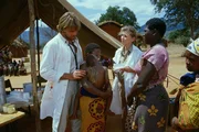 Udo (Sascha Hehn) ist in Afrika voll beschäftigt mit seiner ärztlichen Aufgabe. Schwester Erika (Lisa Kreuzer) hilft ihm dabei.