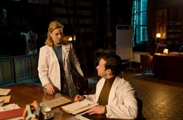 Rupert (Thimo Meitner) und Lisa (Sonja Gerhardt, li.) wollen die Assistenzstelle in der Herzchirurgie.