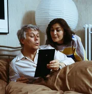 Selbst Werner (Peter Weck) wird von den Windpocken nicht verschont. Angi (Thekla Carola Wied) schaut etwas besorgt auf Werner.