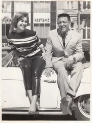 Nachtklubbesitzer Rolf Eden mit Damenbekanntschaft in Berlin.