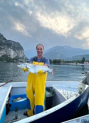 Alberto Rania ist der einzige Fischer im Norden des Gardasees. Wenn er fr&uuml;h morgens rausf&auml;hrt, wei&szlig; er nie, ob die Netze leer sind oder ob er wie heute einen gro&szlig;en Fang gemacht hat.