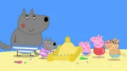 Zusammen mit ihren Freunden und Schorsch (mi.) baut Peppa (2.v.re.) eine große Sandburg am Strand. Sie hat einen Graben, ein Tor, Fenster und eine kleine Krabbe, die nun ein neues Zuhause hat.